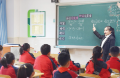 将课堂真实交还学生数学课上学生化身校园测量师实地测量