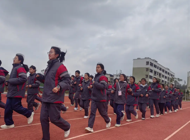 孩子们也从被动听讲转向自动探求成果但更重要的是学习状况的变化