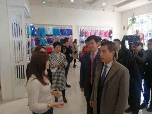 (图片来源:中国驻西班牙大使馆微信公众号) 驻西班牙使馆人员与西班牙政府代表走访马德里仓库区