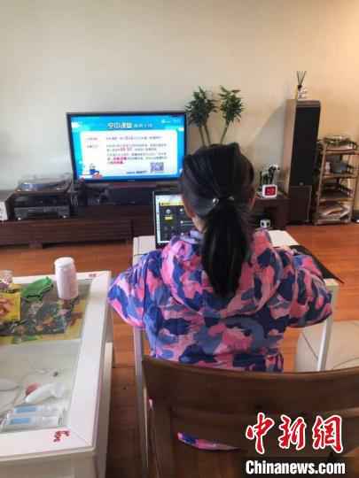  上海逾143万中小学生“空中课堂”在线学习 家长：不久一切都会习惯