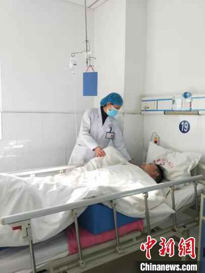  湖北“警医”夫妻的土味情话：每天一袋护嗓药