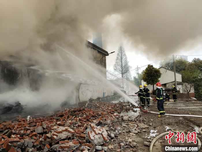  浙江嘉兴一纺织厂发生大火 消防出动100多人赴现场救援