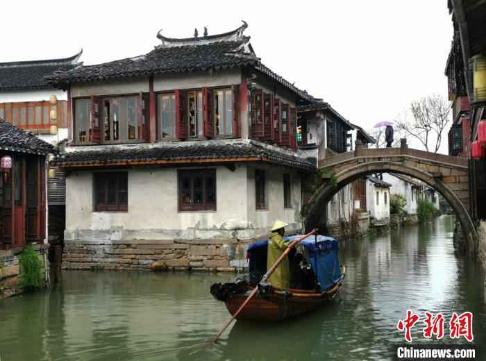 游人水路游古镇。 黄莹 摄 800游人走进水墨周庄感受烟雨江南