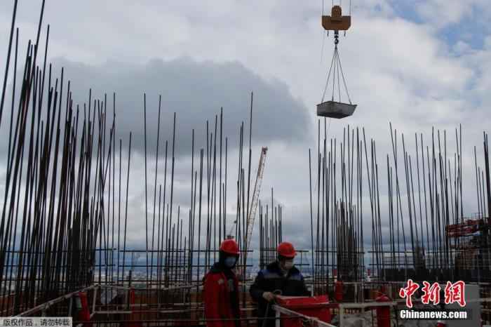 目前俄罗斯新冠肺炎感染者人数已攀升至全国第二位,俄罗斯莫斯科,在放松了封锁限制后,建筑工人们戴着口罩在一幢摩天大楼上工作。 莫斯科市长称当地疫情呈积极状态 每日约检测5万次
