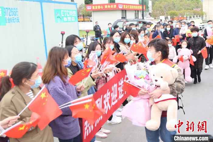  去时千山雪归来万里春 浙江义乌援湖北白衣战士归乡