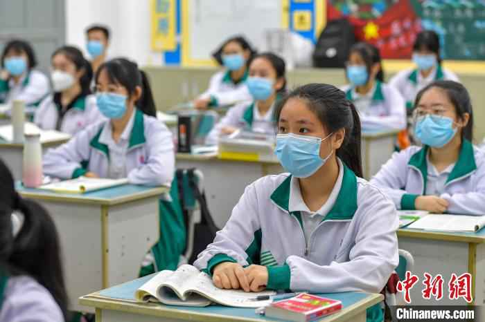  海南高三、初三开学 单人单桌上课错时就餐